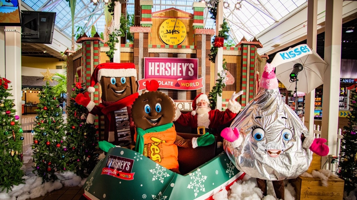 Santa and HERSHEY'S Characters