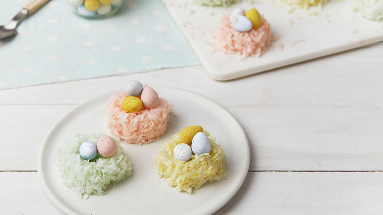 Assiette et plateau de nids de guimauve à la noix de coco fraîchement préparés