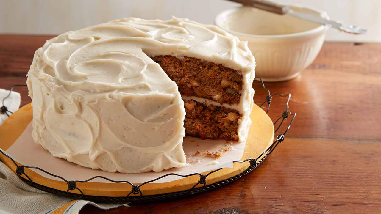 Gâteau aux carottes et cacahuètes d'automne Hershey's fraîchement préparé et tranché