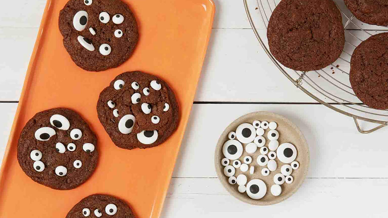 Plateau de cookies aux yeux globuleux fraîchement préparés avec du chocolat noir spécial