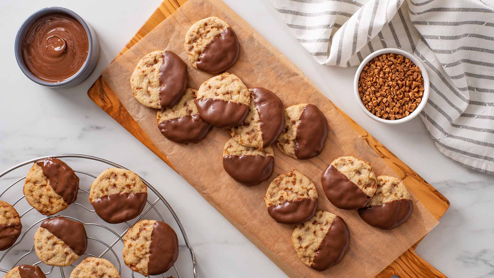 biscuits au caramel trempes dans le chocolat